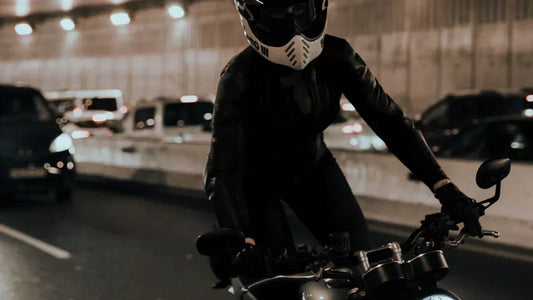 Femme à moto : le plaisir de prendre les commandes